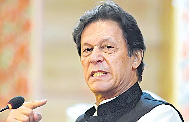 Pakistan PM Imran Khan threatens war - Sakshi