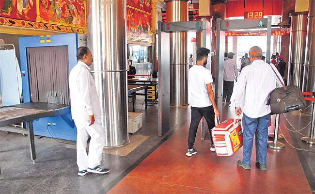 Non-Working Baggage Scanners at Secunderabad Railway Station - Sakshi