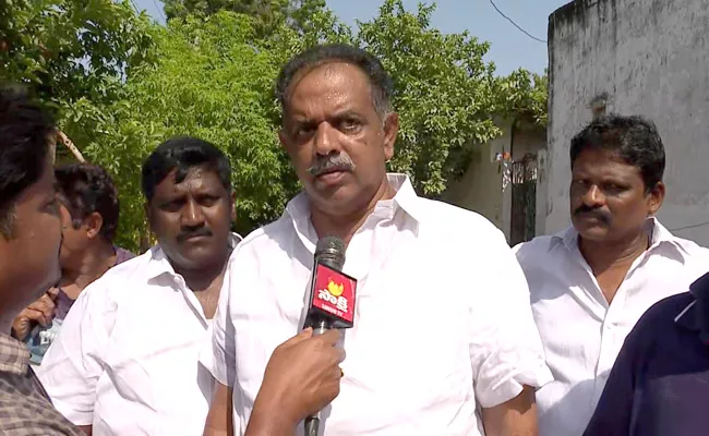 YSRCP Leaders Helps To Krishnalanka Flood Victims In Vijayawada - Sakshi