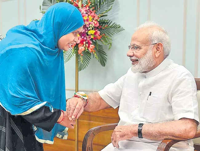 Triple talaq petitioner Ishrat Jahan ties rakhi to PM Narendra Modi - Sakshi