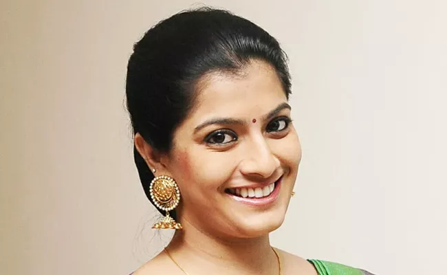 Varalaxmi Sarathkumar shocking decision about her marriage - Sakshi