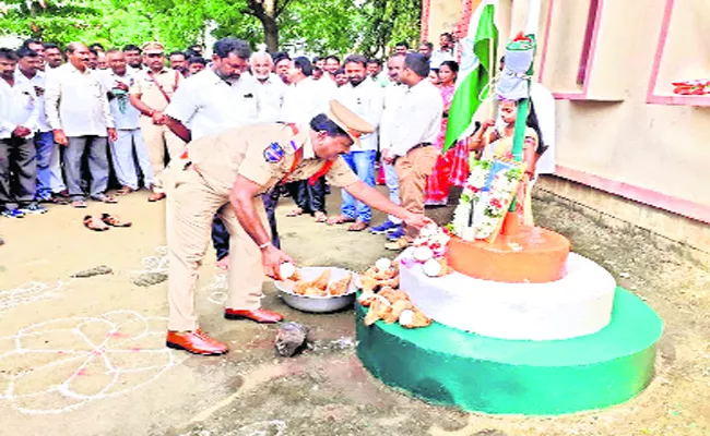 Police Officer Hoisted The Flag Without Taking Off His Shoes In Chennaraopeta, Warangal - Sakshi