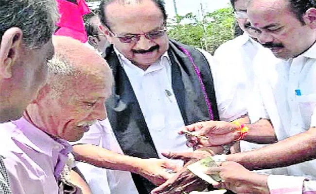 MDMK Chief Charged 100 Rupees For Selfie - Sakshi