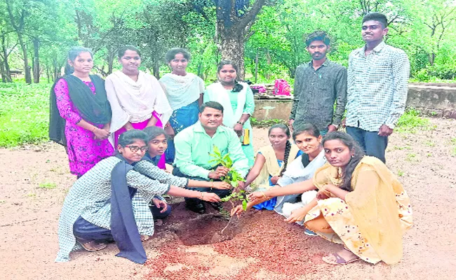 Inspirational Story About Assistant Professor In Karimnagar - Sakshi