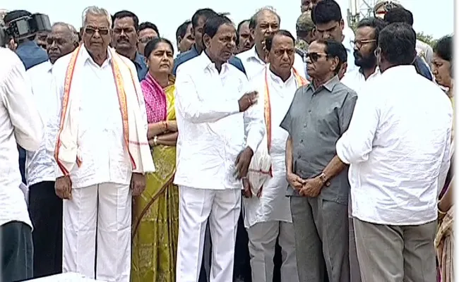 CM KCR Disappointed Over Yadadri Temple Works - Sakshi