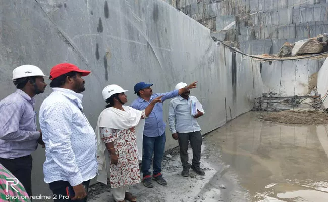 Vigilance Officers Inspecting On Granite Quarries In Prakasham - Sakshi