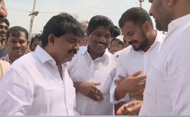 Ministers And YSRCP MlAs Visiting At Flooded Areas In Krishna - Sakshi