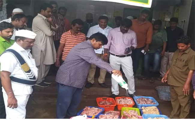 Decomposing Of Chicken Seized By Food Controller In Nellore - Sakshi