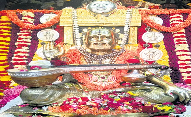 Raghavendra Swamy Jeeva Samadhi In Family - Sakshi