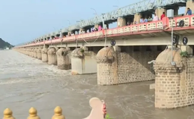 Flood Flow Down At Prakasam Barrage - Sakshi