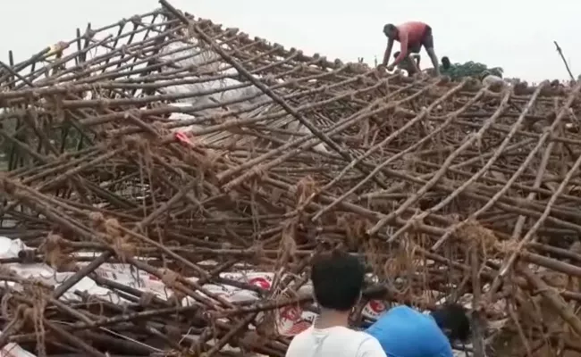 Ganesh idol collapses In Visakhapatnam - Sakshi