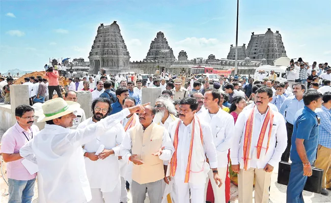 CM KCR Examined the Construction Work of the Yadadri Temple - Sakshi