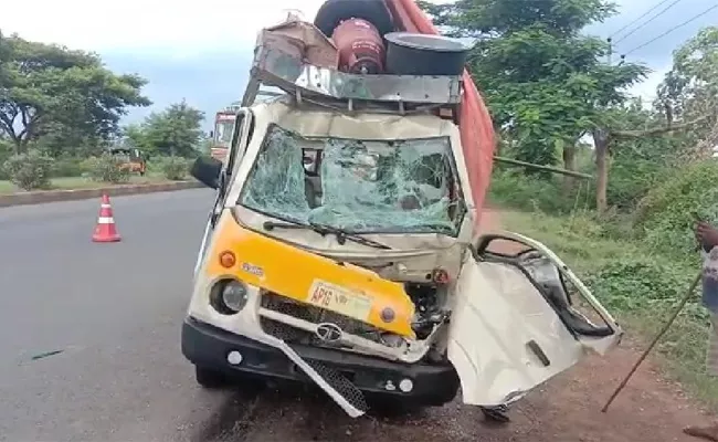 Three People Died In Road Accident At Dhramavaram East Godavari - Sakshi