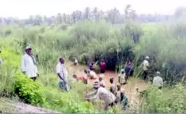 Farmers Clean crop Canal In Vizianagaram District - Sakshi