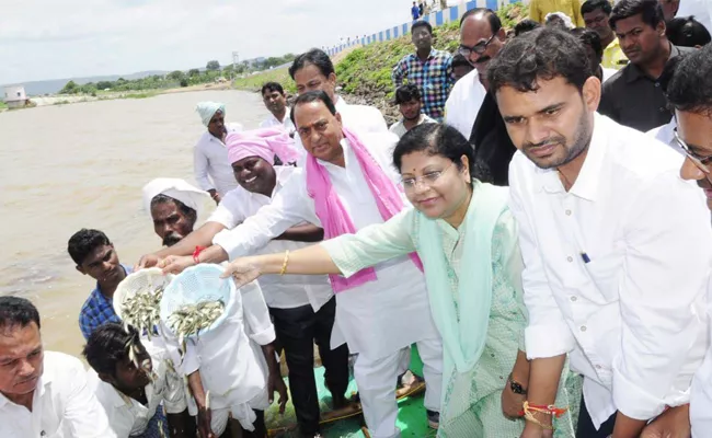 Fish Puppies Released In Swarna Project In Nirmal - Sakshi