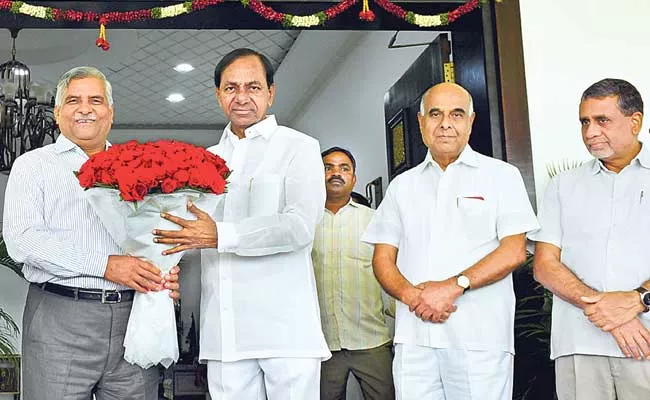 Power Finance Corporation CMD Rajeev Sharma Meets CM KCR In Pragathi Bhavan - Sakshi