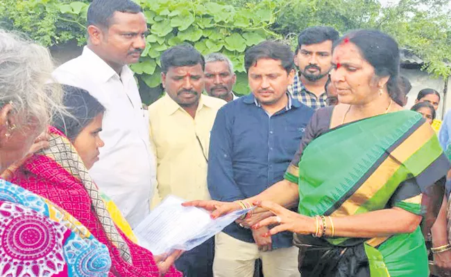 Padma Devender Reddy Give Rythu Bheema Documents To People - Sakshi