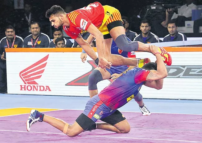 Gujarat FortuneGiants trumps Dabang Delhi, remains unbeaten - Sakshi