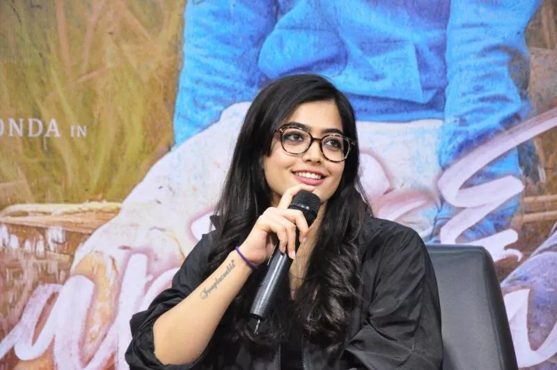 Heroine Rashmika Mandanna At Begumpet Airtel Office - Sakshi