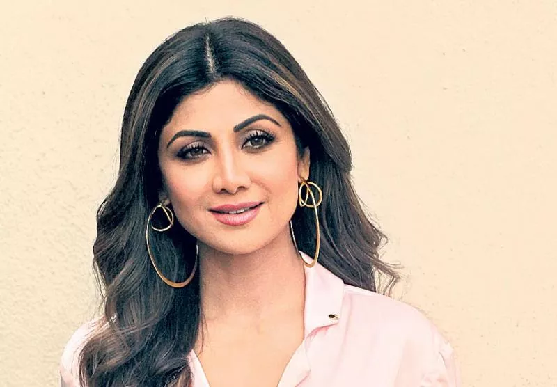 Shilpa Shetty to make a comeback after 13 years with Nikamma - Sakshi