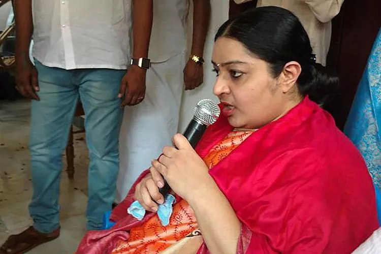 Jayalalitha Niece Deepa Wants To Merge The Party With AIADMK - Sakshi