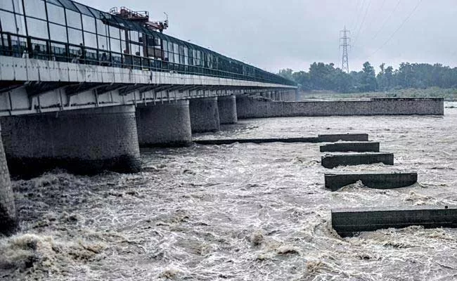 Heavy Flood In Yamuna Delhi Government Alert - Sakshi