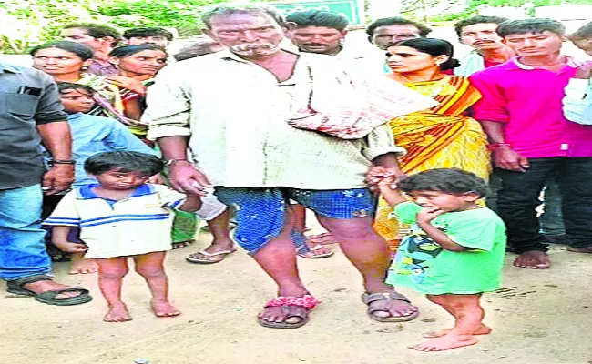 Man Attempt To Kidnap Childrens At Guduru In warangal - Sakshi