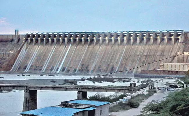 Flood Water Inflow Level Decreased In Nagarjuna Sagar And Srisailam Project - Sakshi