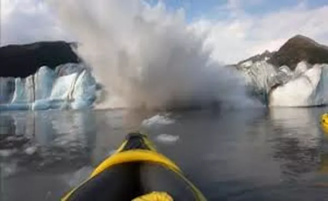 Kayakers Escape Glacier Collapse In Alaska - Sakshi