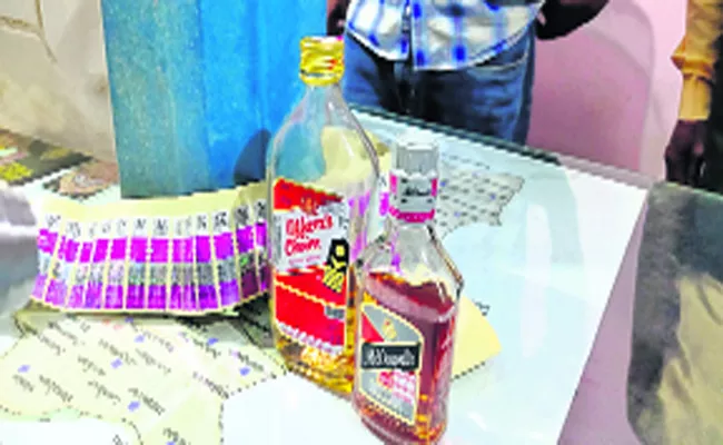 Fake Liquor Making Gang Arrested In Vikarabad District - Sakshi