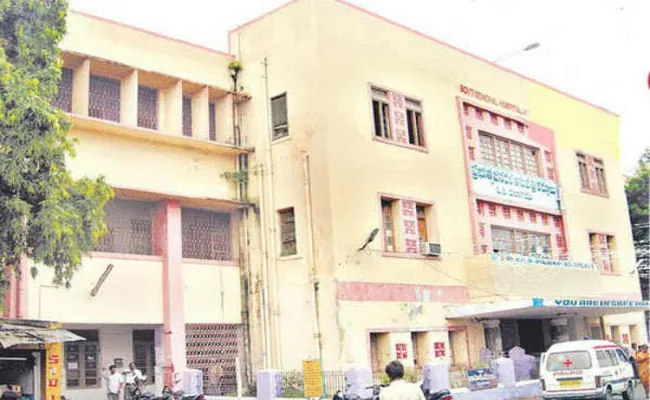 Selling Outsourcing jobs at Kurnool Government Hospital - Sakshi