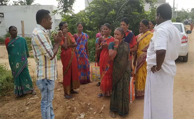 Government Employees Prays To Coolies In Mahabubnagar - Sakshi