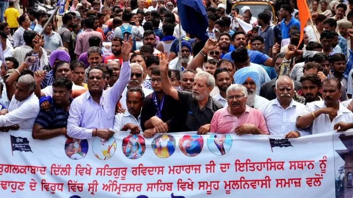 Thousands Of Dalits Hit Delhi Streets Against Demolition Of Ravidas Mandir - Sakshi