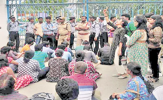 Protest In University Of Hyderabad - Sakshi