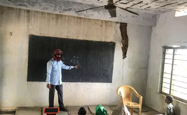 Students Protest Over Govt School Condition In Warangal Rural District - Sakshi