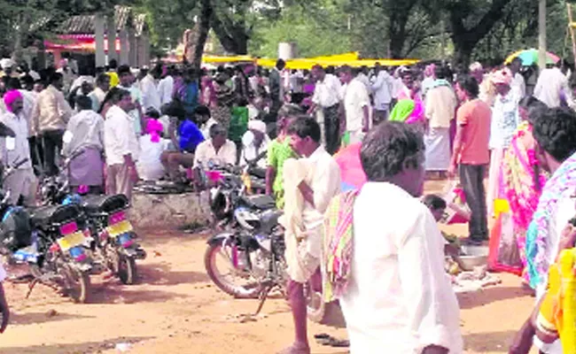 Thiefs In Tekmal Market At Sangareddy - Sakshi