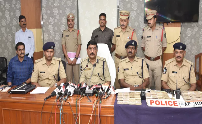 Police Arrested A Gang Of Counterfeit Notes For Allegedly  - Sakshi