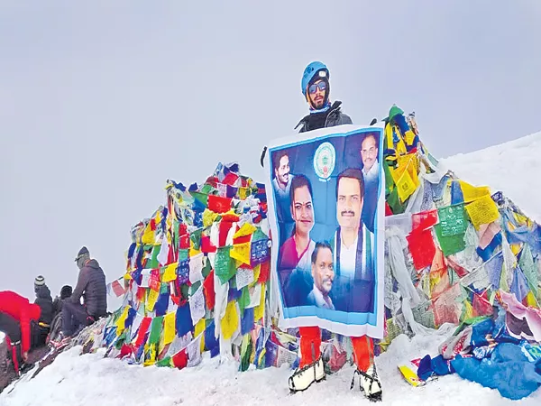 Students from AP and Telangana have crossed the 6153 meter Stok Kangri mountain in Ladakh region - Sakshi