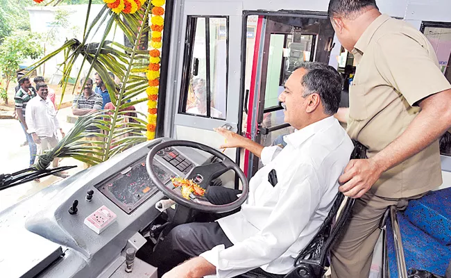 MLA Gandra Venkata Ramana Reddy Drive RTC Bus at Bhupalpally - Sakshi