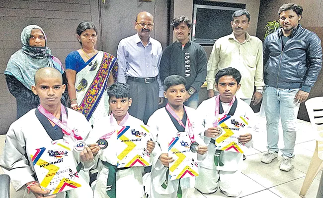 Vedanth And Abdul Got Silver Medals - Sakshi