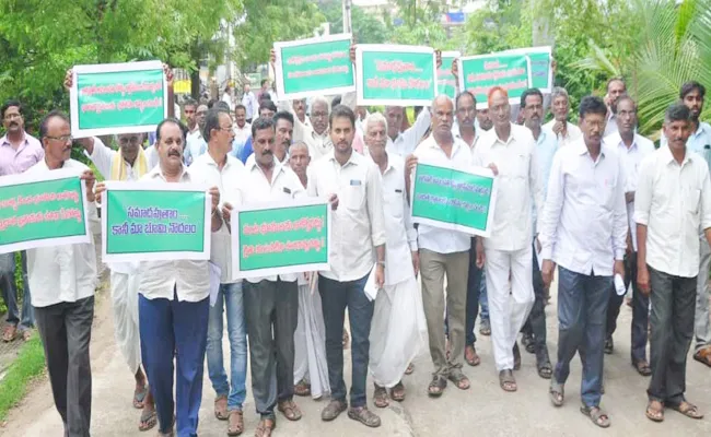 Farmers Protest Land Acquisition For Highway In Khammam - Sakshi