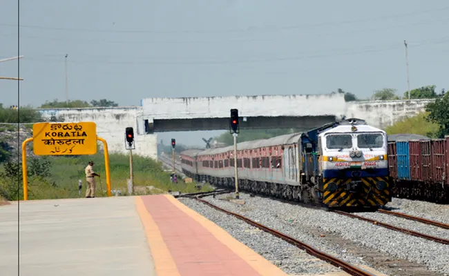 Karimnagar To Mumbai train Will Stop On Korutla Metpally Also - Sakshi