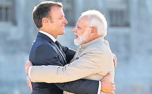 Narendra Modi begins trip to France, UAE and Bahrain - Sakshi