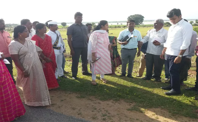 Collector Swetha Mahanthi Serious On Haritha Haram Scheme Works Wanaparthy - Sakshi