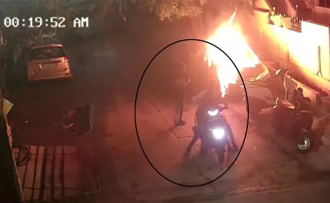 Minors Arrested For Setting Bikes On Fire In Vijayawada - Sakshi