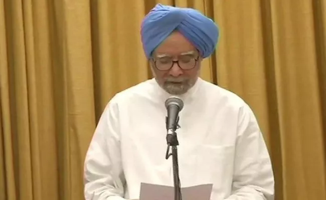  Manmohan Singh Takes Oath As Rajya Sabha MP - Sakshi