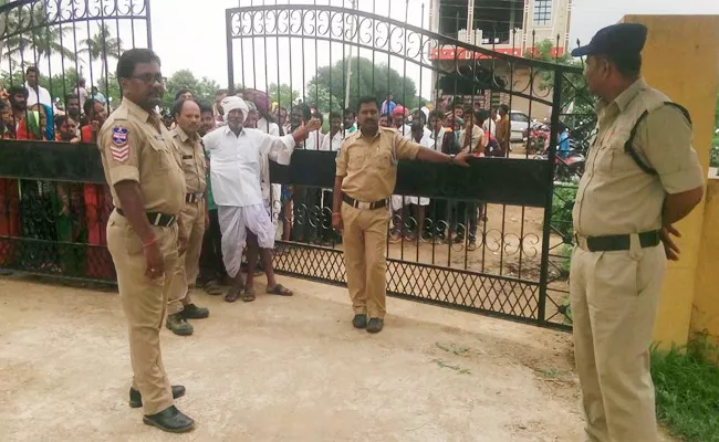 Urea Distributed Amid Police Bandobast In Gandhari Kamaredd - Sakshi