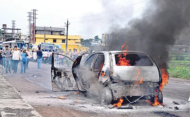 Moving Car Catches Fire In Peddapalli - Sakshi