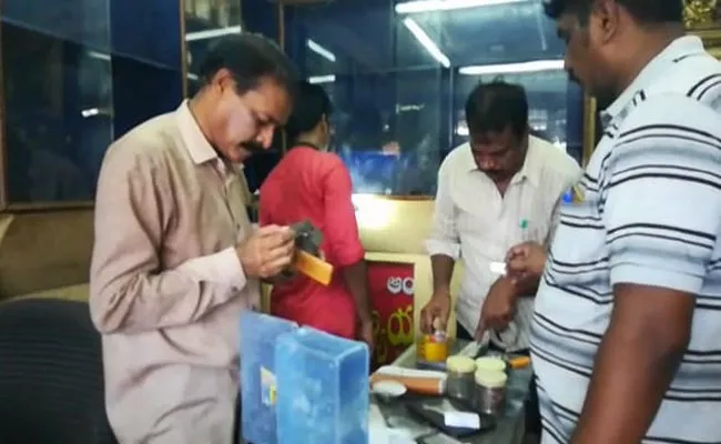 Thieves Steal Gold And Silver In Gold Shop At West Godavari - Sakshi