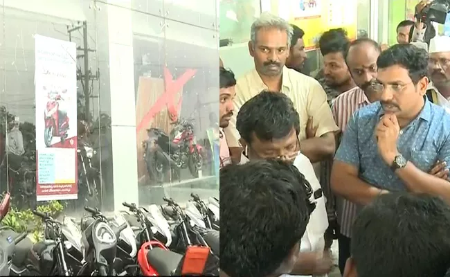 High Drama At Kodela Sivaram Two Wheeler Showroom In Guntur - Sakshi